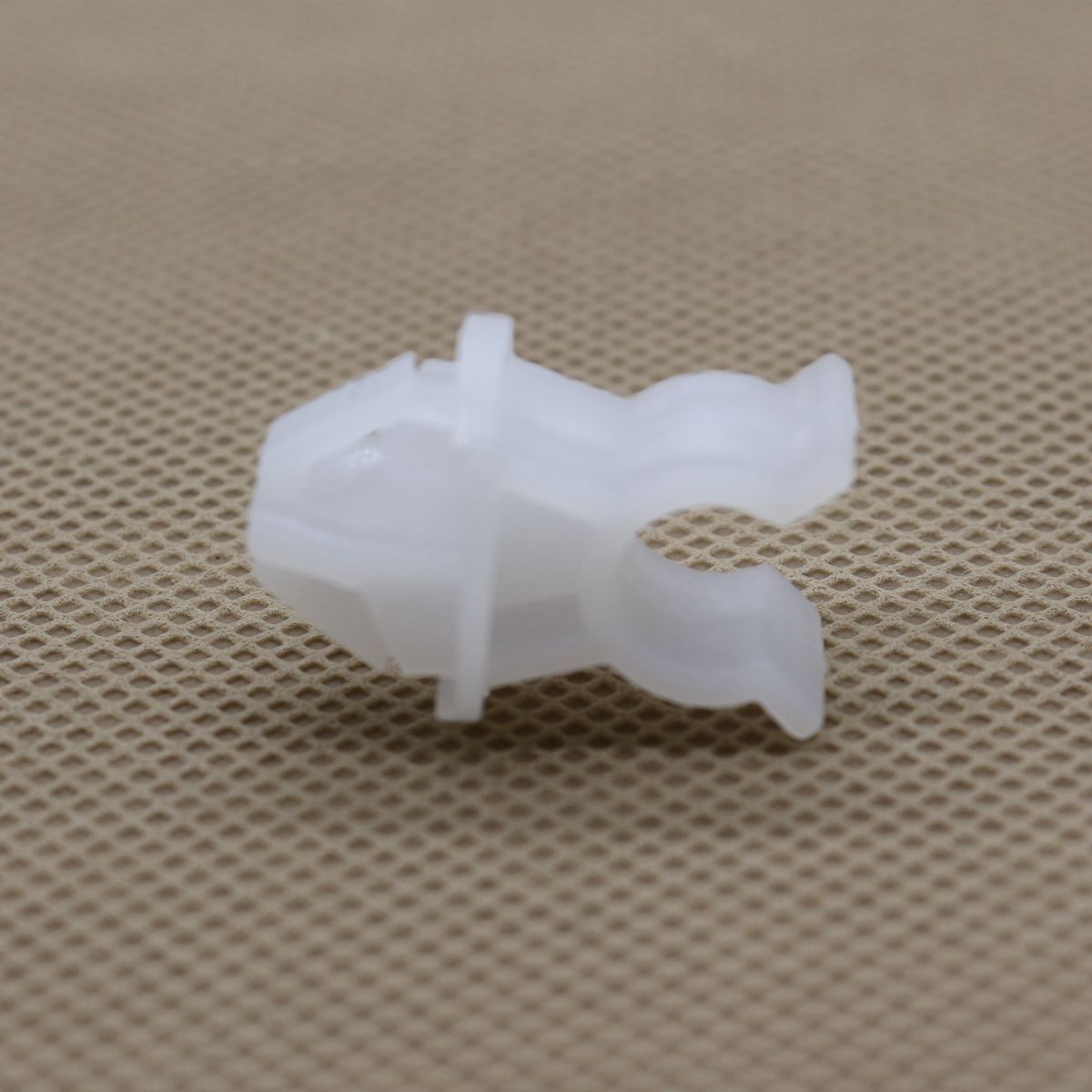 new support rod clip MR523317 for Mitsubishi Lancer Outlander L200 range hoods. Quantity: 1