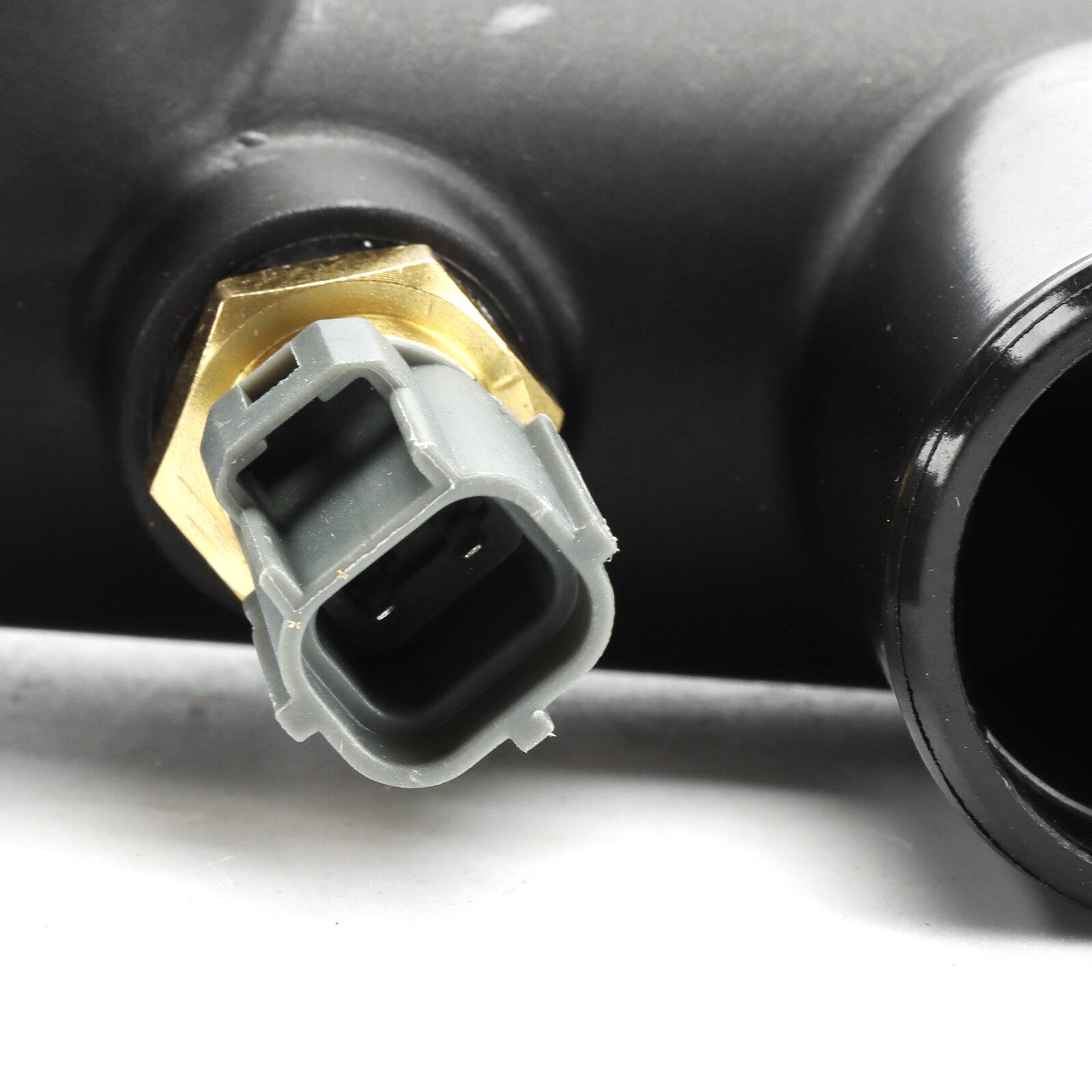 96JV8A504BD Fit for Jaguar Vanden Plas XJ8 XK8 Thermostat Cover Outlet Pipe w/Sensor