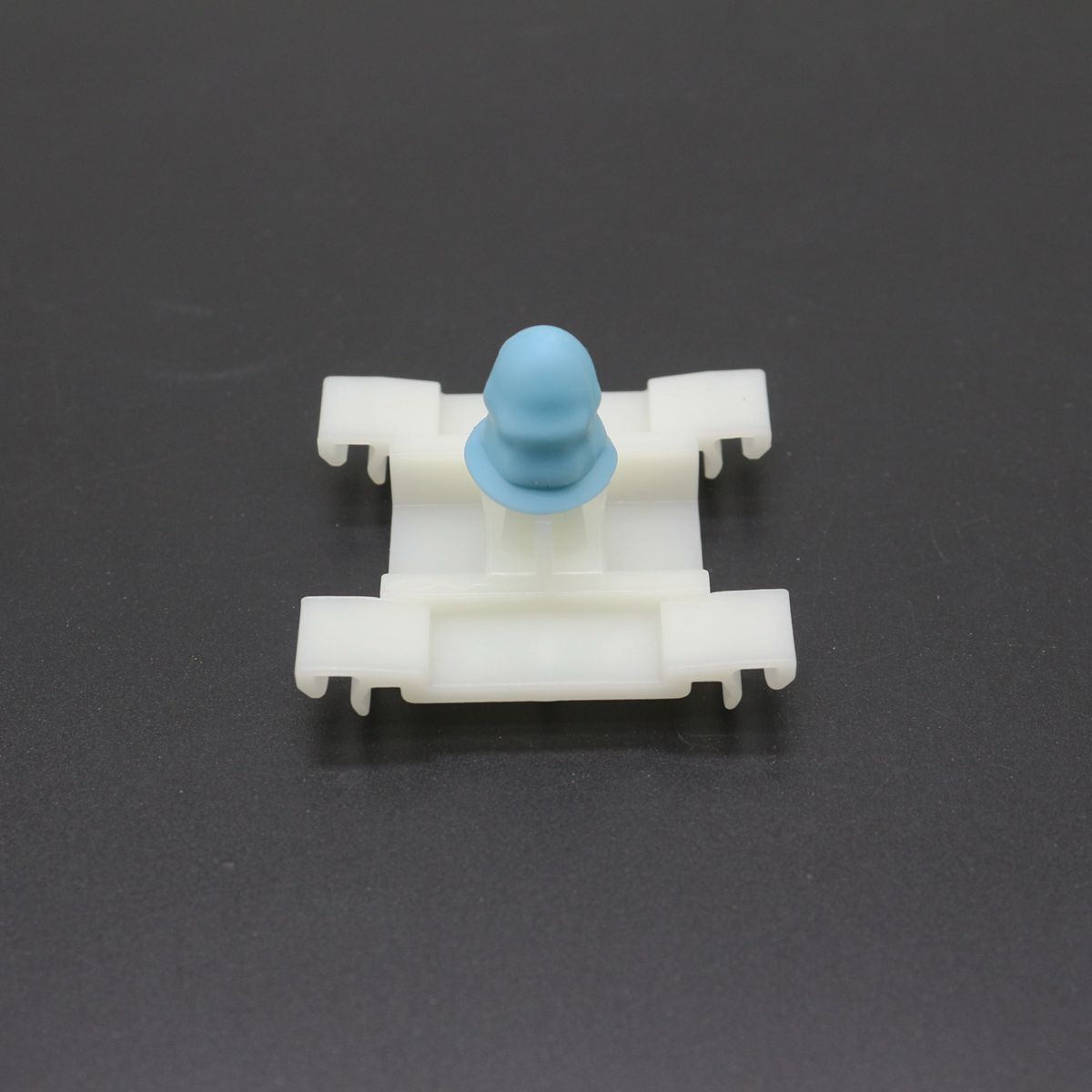 10-piece pack suitable for Volkswagen and for Audi 1H0-853-585-B door mold clamps with blue rubber grommets.
