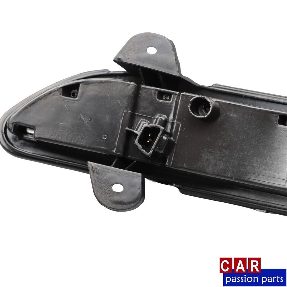 The passenger-side right-hand mirror turn signal is applicable to for Mercedes-Benz E320 and E350. (07-09)
